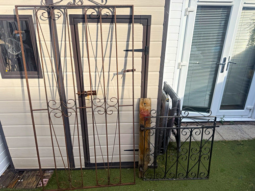 Black metal pedestrian garden - black,